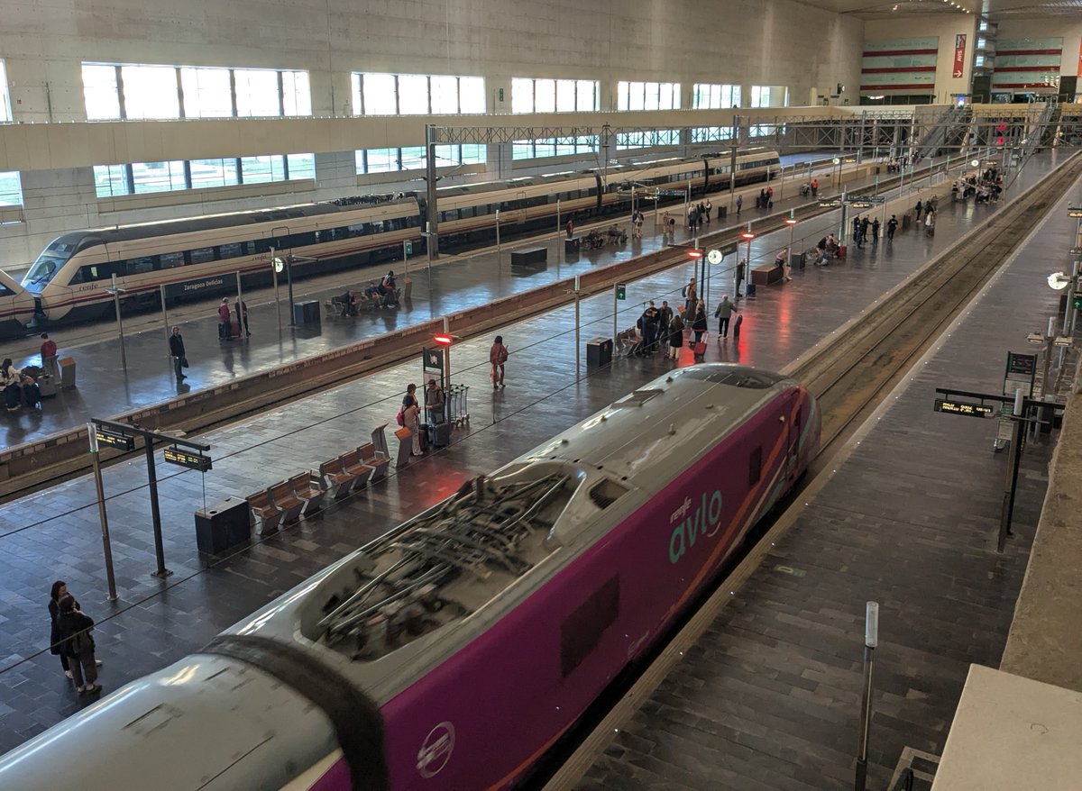 Unoscuantostre1's tweet photo. Un AVLO @TalgoGroup @Renfe llegando a Zaragoza-Delicias y al fondo un tren de la serie 121. #tren #ferrocarril #Talgo #Renfe #Zaragoza #AVLO https://t.co/hUeyxTqPZS