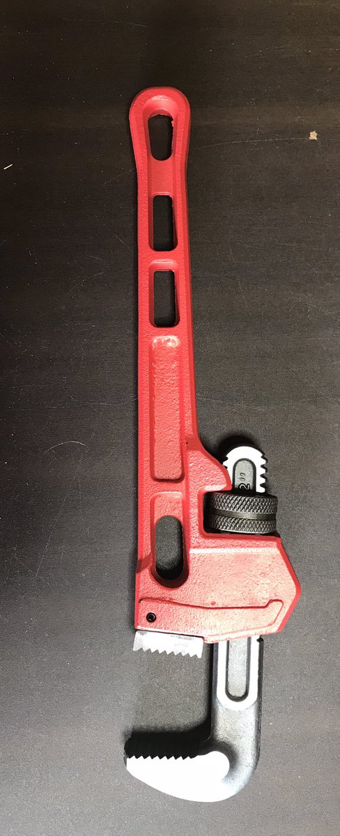 工具きたんで椅子のガスシリンダー交換作業に入ります。パイプレンチっ