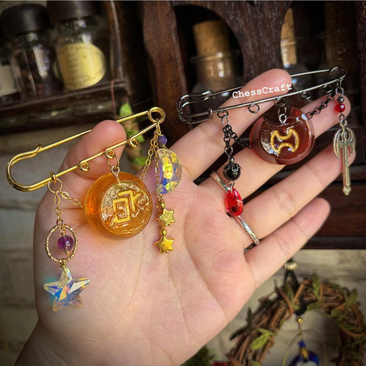 ChessWitchCraft's tweet photo. มาสปอยเข็มกลัดอาชีพ~
Astrologian✨&amp; Warrior🪓
แอบสปอยว่ามีครบทุกอาชีพ รวมถึงอาเซมนะครับ☀️
สำหรับสินค้าอื่นๆ รอติดตามได้เลยนะครับ🍀
แล้วพบกันในวันงานนะครับ!
—————
วันเสาร์ ที่ 7 มีค.
บูธ : WoL May Cry(Unreal) 
G93-G94
#CQ9 #ffxiv 
🌟แวะมาทักทาย &amp; เทรดการ์ดได้นะครับ~ https://t.co/LHpC19YyCm