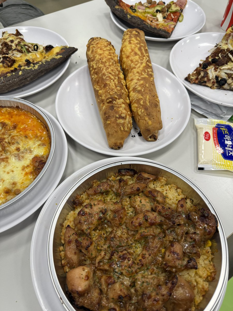 mblancus's tweet image. 아 ㅁㅊ 내가 주문햇는데 이마트 트레이더스 처음와서 이렇게큰줄 몰랏어 아 엄마가 따로앉재 셋이 어케먹어 이걸