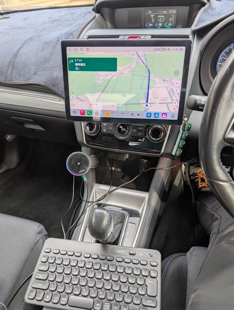 でも最近ナビ交換した。中華クソデカAndroidナビでSIM入りでGoogleMapsに物理キーボード入力になった。
ハザードボタンは画面の向こうで押せないので移設してある。