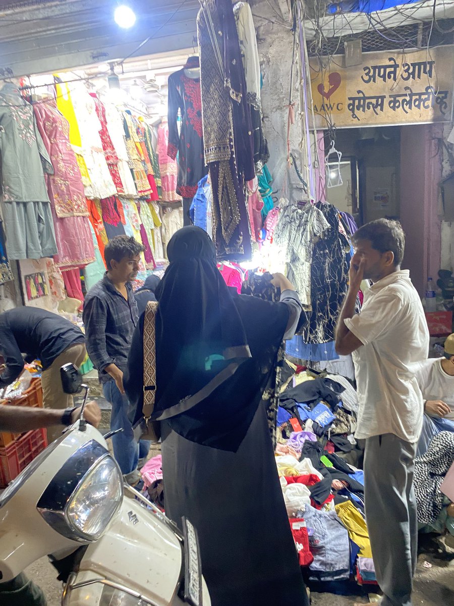 WeUnitedIND's tweet photo. Shankarrao Pupala Road #Kamathipura fully road &amp; footpaths encroached. Public safety at risk. Immediate action demanded under MRTP 53, IPC 268 &amp; 431, Maharashtra Police Act 33, 67, 102, 103, 115, 145 Conduct Rule 3 @Nagpadaps @DcpZone3Mumbai @mybmcWardE @TawdeRitu #Encroachment https://t.co/0LZ592aYIm