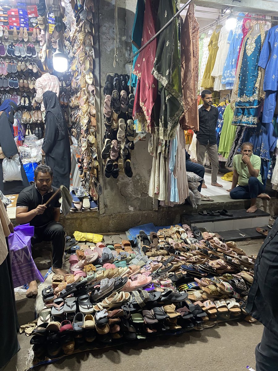 Shankarrao Pupala Road #Kamathipura fully road &amp; footpaths encroached. Public safety at risk. Immediate action demanded under MRTP 53, IPC 268 &amp; 431, Maharashtra Police Act 33, 67, 102, 103, 115, 145 Conduct Rule 3 <a href="/Nagpadaps/">नागपाडा पोलीस ठाणे- Nagpada PS Mumbai</a> <a href="/DcpZone3Mumbai/">पोलीस उप आयुक्त परिमंडळ ०३ - DCP ZONE 03 Mumbai</a> <a href="/mybmcWardE/">WARD E BMC</a> <a href="/TawdeRitu/">Ritu Tawde</a> #Encroachment