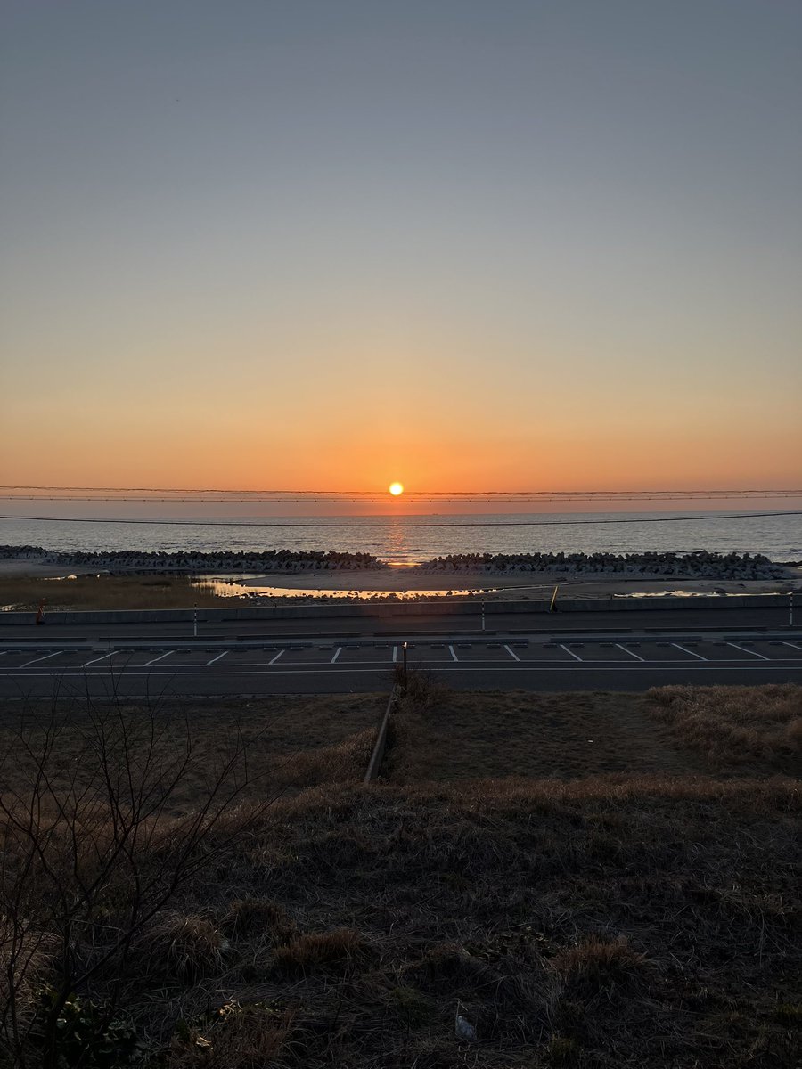 海に沈む夕陽で乾杯🍻
今年はそんなシーンをたくさん見れたらなぁと。
厳しい寒さ続きだった能登も、少しずつ春めいてきました。