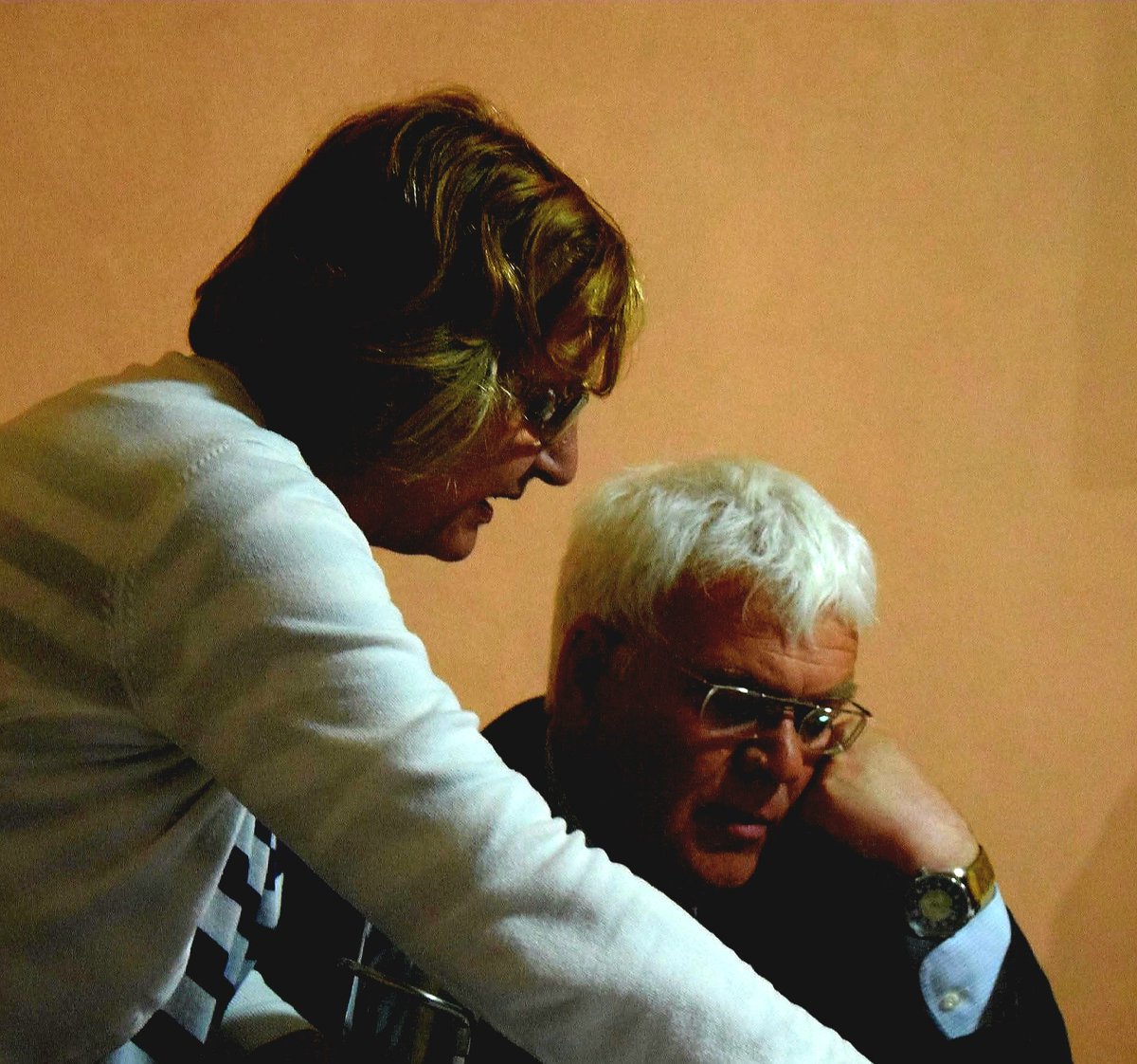 Buongiorno in ritardo a Voi tutti conseguente a prelievi e indagini di laboratorio, affidata a: 

" Siamo qui non per   
  aggiungere una storia alla
  nostra vita,
  ma per iniziare la nostra  
  storia, 
  la nostra vita "

Franco  Arminio