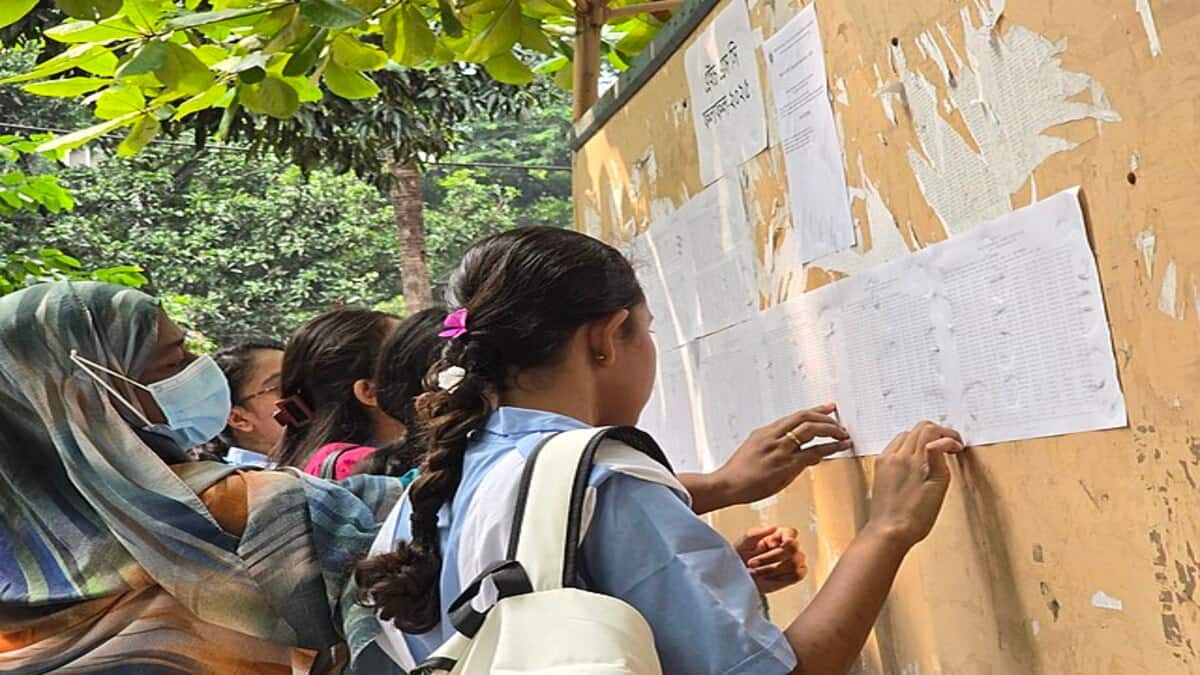 careers360's tweet image. CBSE Class 12 Physics paper well-balanced, moderate in difficulty; MCQ lengthy, calculation-based
Read more at: buff.ly/Ih77uk2 

#CBSEClass12
#Physics
#Analysis
#MCQs
#CBSEboardexams2026