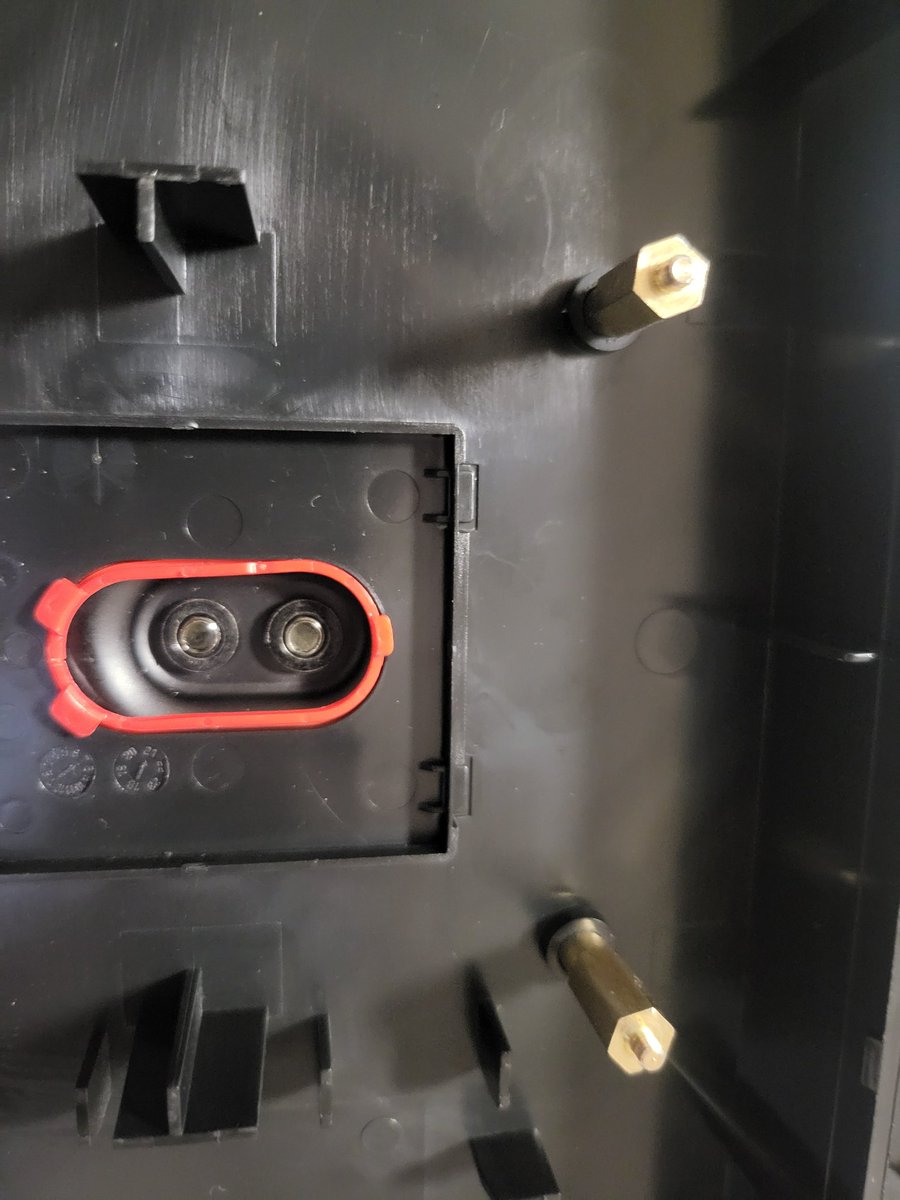 모니터 부서진김에 배사홀 고정하는 부분 나사 헛돌아서 뒤에 뜯어봤는데 
저게 헛돌아서 그럼