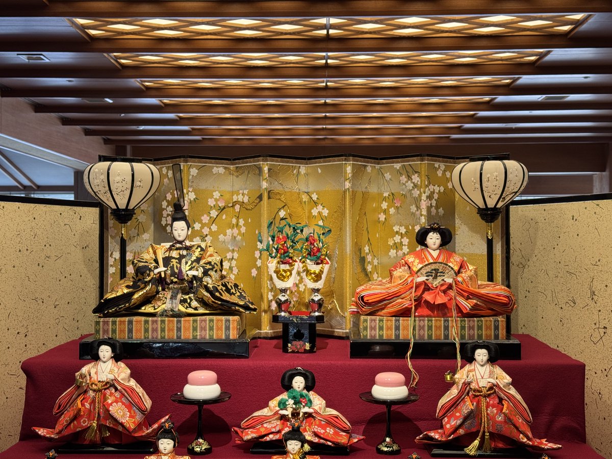 料亭「錦水」では雛人形が飾り始めています 初節句のお祝いに、個室