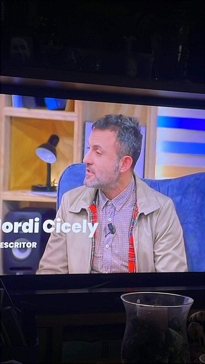Ayer tuve la suerte de estar hablando sobre la oleada Ovni gallega del 96 en el programa <a href="/quenandaai_TVG/">Quen Anda Aí? TVG</a> de <a href="/TVGalicia/">TVG</a> y cuyo epicentro fue mi pueblo de #friol
Un honor tener a mi lado al escritor superventas <a href="/Manel_Loureiro/">Manel Loureiro</a>.
A partir del min. 00:56:38
agalega.gal/videos/325243-…