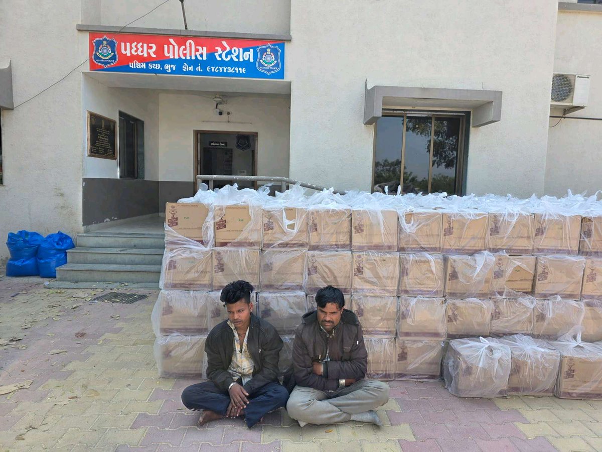 કચ્છમાં એસએમસીની ઐતિહાસિક રેડ : ભુજના વડવાલા ગામેથી ૪ કરોડનો વિદેશી દારૂ ઝડપાયો : પશ્ચિમ કચ્છના લિસ્ટેડ બુટલેગરોમાં ફફડાટ

 એસએમસીના પીએસઆઈ એસ.વી. ગલચરની ટીમ દ્વારા કુલ ૫.૦૯ કરોડનો મુદ્દામાલ જપ્ત : નવજ્યોત ઉર્ફે નવઘણ રાજગોર અને અનોપસિંહ રાઠોડ સહિત ૨૩...
akilanews.com/main-news-deta…