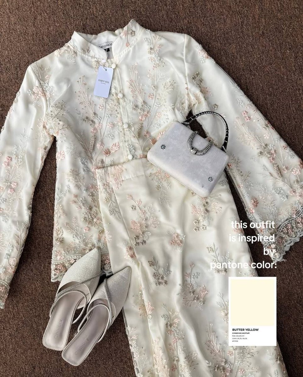 xxxirraaa's tweet photo. Banyak trend baju lebaran tahun ini, bikin bingung milihnya ngga si🥺 

Sini aku spill beberapa baju lebaran yang desainnya cantik - cantik🌷 https://t.co/THrWfhUzLg