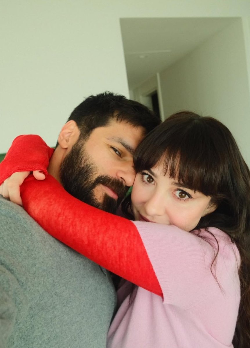 #ÖzSer #ÖzgeGürel #SerkanCayoglu Serkan'ın paylaştığı bu güzel doğum günü fotoğrafı bir milyon beğeniye ulaşmış gerçekten çok tatlı ve samimi bir fotoğraf en sevdiğim fotoğrafları arasına eklendi🌈♥️❤️🤩🧿🧿🧿