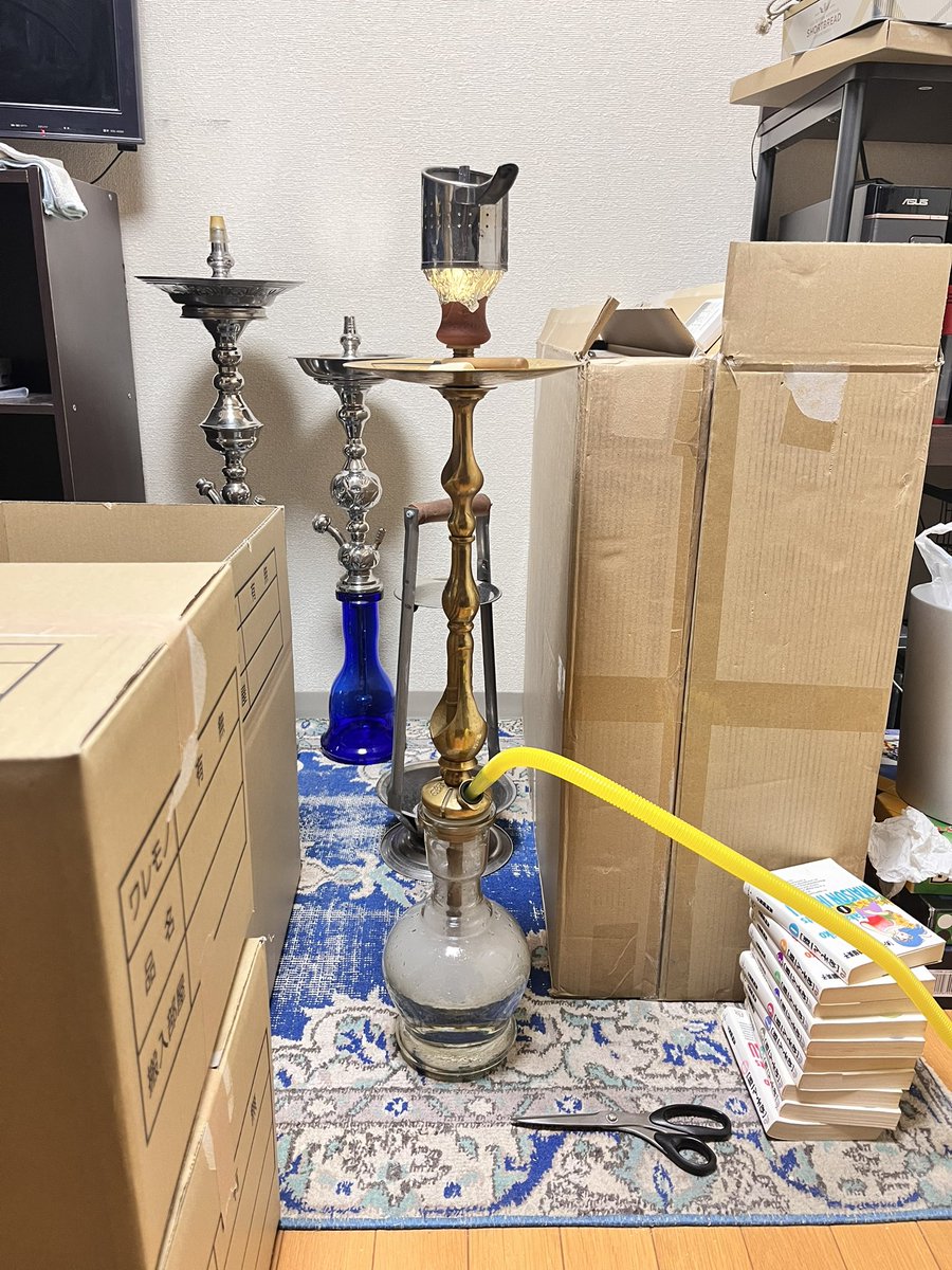 段ボールに囲まれてシーシャを吸っています