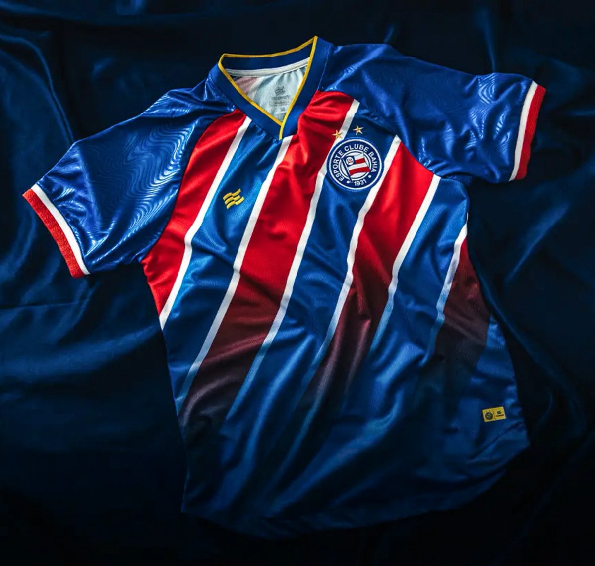 yohinho's tweet photo. Ué, gente?!

A camisa que eu desenhei pro Bahia virou tendência? 🤔 https://t.co/5eoc0Z9eBe