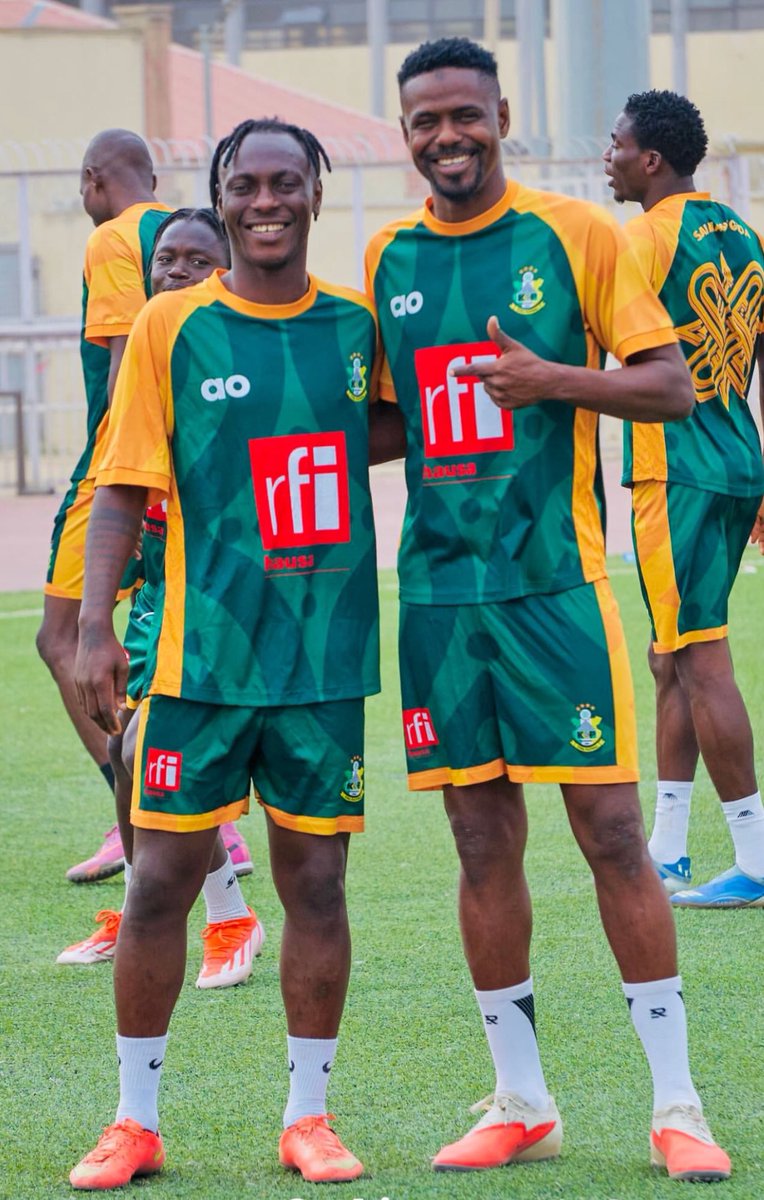Omoruyi___'s tweet photo. Smiles, swagger, and serious quality! 🎩✨

Benard Ovoke links up with the evergreen maestro Rabiu Ali as the Kano Pillars duo strike a pose in training.

Experience 🤝 Creativity.

#NPFL26 #KanoPillars #Magic7 #Pele #Football https://t.co/EDQMQGheQf