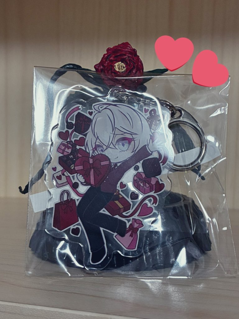 今日のお迎えは大人数！まずはバレンタインセットのチョコレートとアクリルキーホルダー！
今回のバレンタインノエ様は可愛さ全開でとっても良きです…！そしてチョコは開けるのがもったいないくらいに美しい…ノエ様からのバレンタインチョコ、大事に味わっていきますです！🍫

 #ノエ・メイテオス
