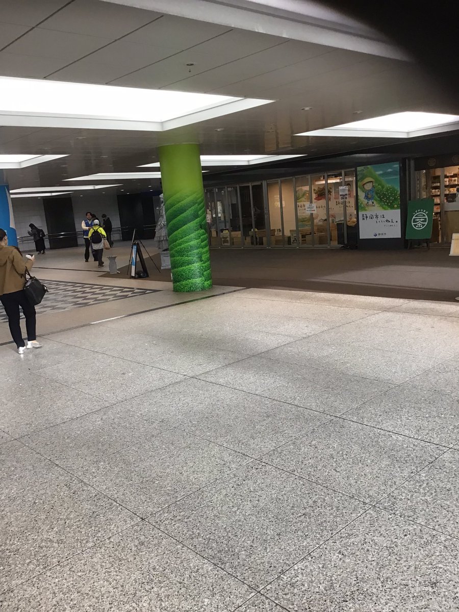 今年は初かな？静岡駅地下でした。

封筒から、渋沢氏を出してボクに見せるマダム。少し胸が熱くなった後
「崩してくるね！」と。

ど平日にホットな気分になれた、良い平日スタチューでした！

ボクの後には、可憐な少女像。