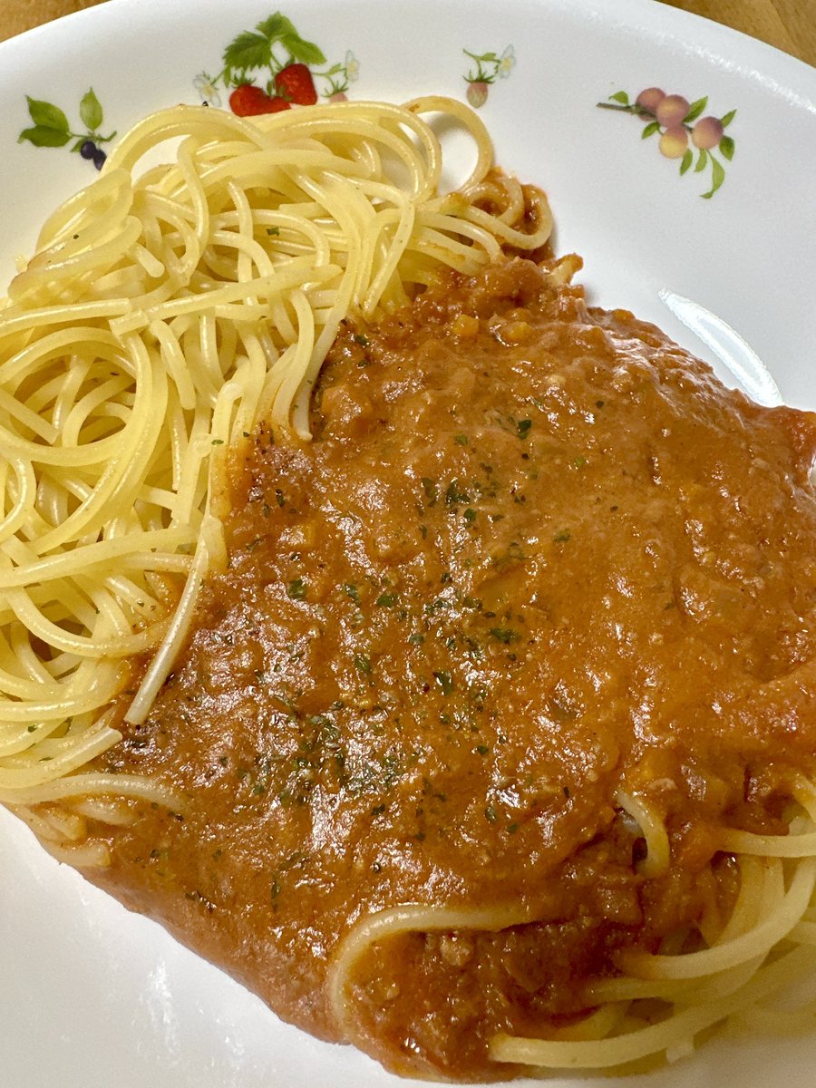 yuktym's tweet photo. 高学年の子供、おやつと夕飯食べた後に「まだお腹空いてる」って言うようになった🤣そんな時パルシステムの冷食が大活躍。このミートソーススパゲッティ私も大好き♡

#パルシステム
#今日のおやつ
#ミートソース
#成長期 https://t.co/O65kwbu8Yf