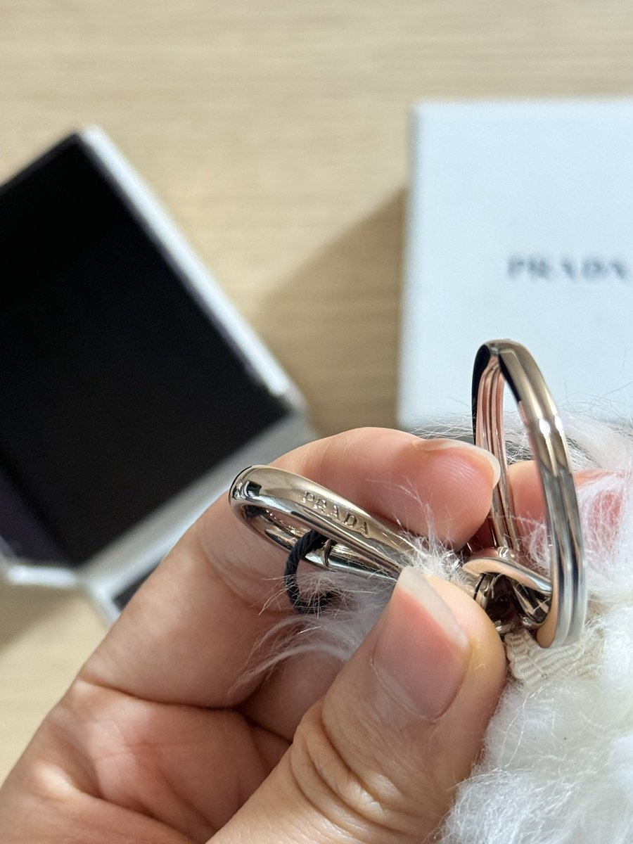 chubbycheeksgrl's tweet photo. ปล่อยพวงกุญแจ prada มือ1 ค่ะ 2,500 รส ems 👜🤍
#แบรนด์เนมมือสอง #ส่งต่อของมือสอง #กระเป๋าแบรนด์เนม #กระเป๋ามือสอง #พวงกุญแจ #ตุ๊กตา #prada #ปล่อยต่อprada #กระเป๋าprada https://t.co/6bBi8aNz3A