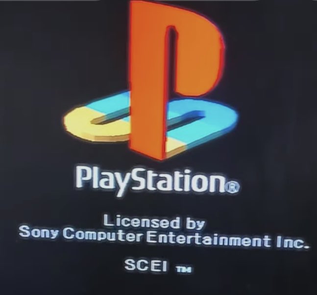 話題のロゴが1ドット欠けるやつ　
←エミュ(PS2、PS3)だと欠ける →PS1実機だとドットが欠けない