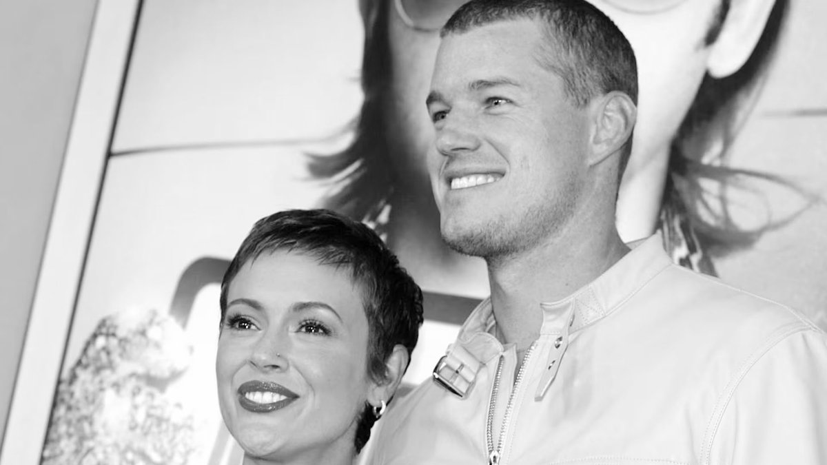 PreviouslySerie's tweet image. #Charmed

⚠️ATENCIÓN⚠️

Alyssa Milano dice adiós a Eric Dane tras su muerte a los 53 años. Ambos compartieron trama romántica en la 5T y 6T de #Embrujadas como Phoebe y Jason además de vivir un romance fuera de cámaras.

“No puedo dejar de ver esa chispa en los ojos de Eric justo