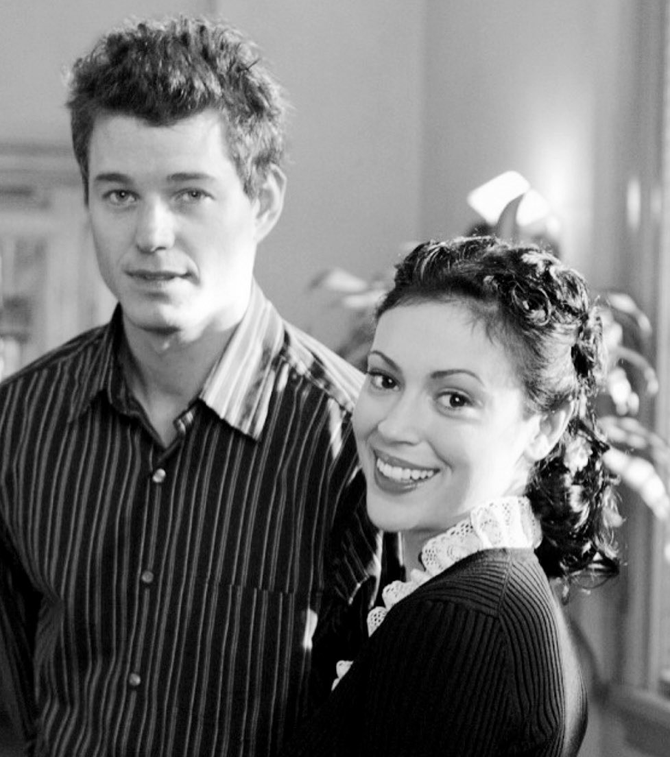 PreviouslySerie's tweet image. #Charmed

⚠️ATENCIÓN⚠️

Alyssa Milano dice adiós a Eric Dane tras su muerte a los 53 años. Ambos compartieron trama romántica en la 5T y 6T de #Embrujadas como Phoebe y Jason además de vivir un romance fuera de cámaras.

“No puedo dejar de ver esa chispa en los ojos de Eric justo