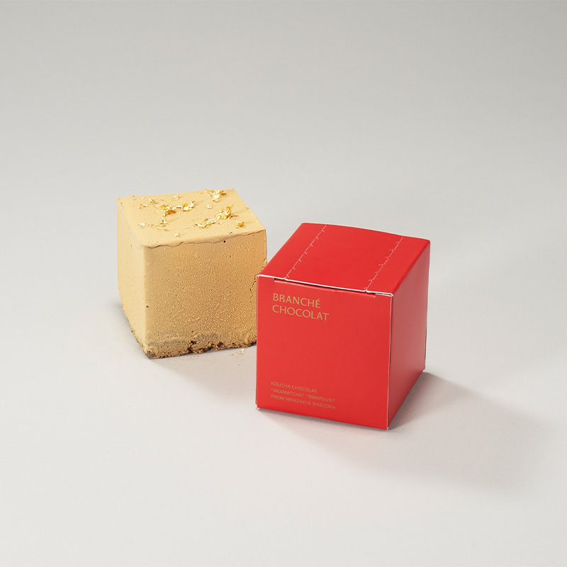 branchechocolat's tweet photo. 『紅茶のカレ・オ・ショコラ』には、
和紅茶「紅抹茶」と「べにふうき」を使用。

宮崎・薩摩園鎌田茶業さんが手がける世界初の「紅抹茶」は、
紅茶の碾茶を丁寧に茶臼で挽いた“紅茶×抹茶”。

華やかに広がる紅茶の香りと、
とろけるようなくちどけをお楽しみください🥄✨

🍫https://t.co/hqXz4yGkjE https://t.co/QfWNrXV7RZ