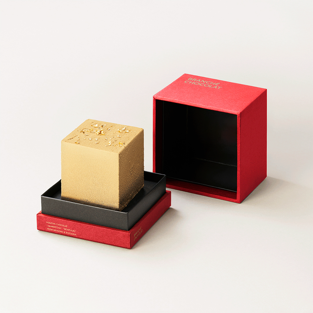 branchechocolat's tweet photo. 『紅茶のカレ・オ・ショコラ』には、
和紅茶「紅抹茶」と「べにふうき」を使用。

宮崎・薩摩園鎌田茶業さんが手がける世界初の「紅抹茶」は、
紅茶の碾茶を丁寧に茶臼で挽いた“紅茶×抹茶”。

華やかに広がる紅茶の香りと、
とろけるようなくちどけをお楽しみください🥄✨

🍫https://t.co/hqXz4yGkjE https://t.co/QfWNrXV7RZ