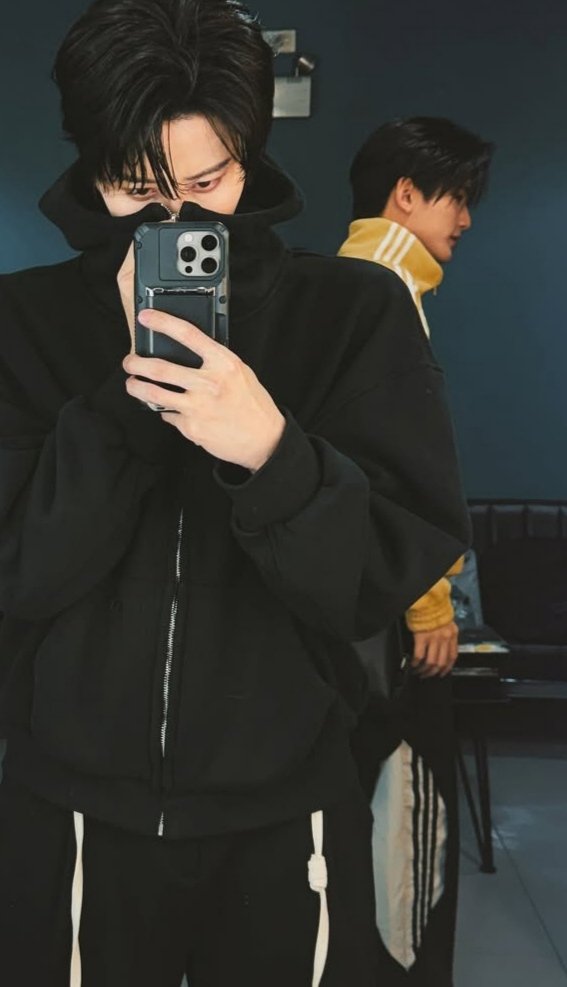 A1112222_'s tweet image. baby made special appearance on  show daddy was on.I really missed them🧡🖤🥹
Mike recognized First quickly when he mentioned eating together,served him rice.He sure he was the only one. You seem  used to serving rice to him🤣
#m1keangelo
#First_Chalongrat
#mikefirst