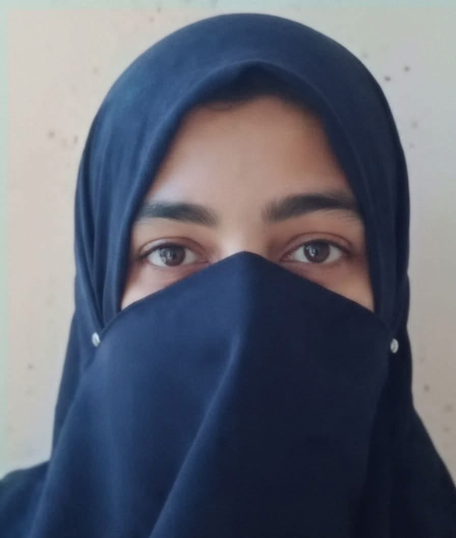 کل جس باپردہ  بچی  نے فاطمہ جناح میڈیکل کالج کی تیسری منزل سے چھلانگ لگائی تھی وہ اللہ کو پیاری ہوگئی ہے ۔

کشمیر سے تعلق رکھنے والی فریحہ افراہیم نے گزشتہ روز اپنا پیپر دینے کے بعد گھر کال کی اور بتایا کہ اس کا پیپر بہت اچھا ہوا ہے اس سے پہلے یہ بچی انٹری  ٹیسٹ 2021 کی ٹاپر رہی