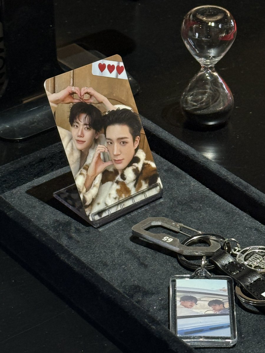 NCT JNJM BOTH SIDES LISTENING PARTY 🖤🤍❤️

— merch!