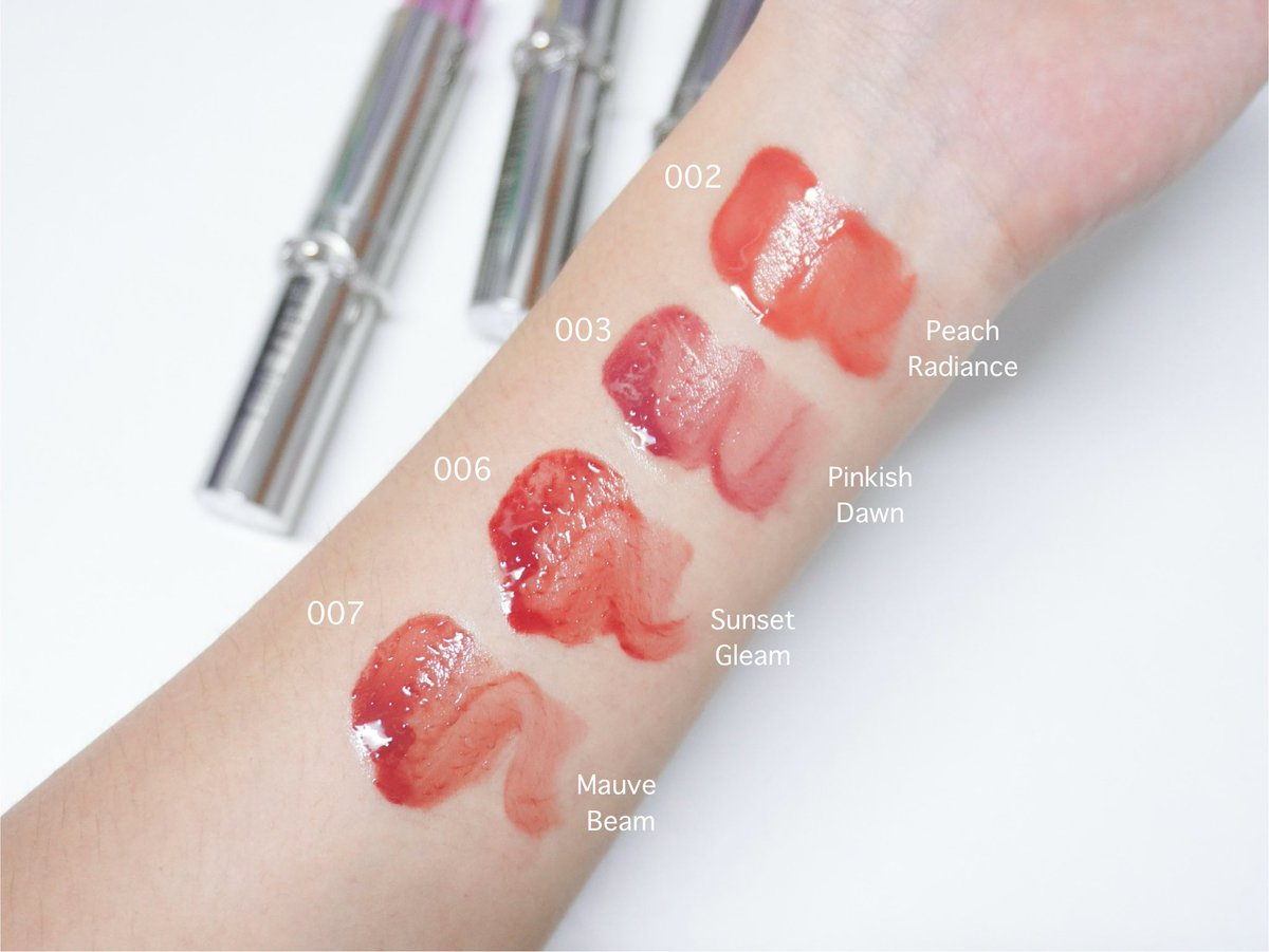 100/10!!!!!! Lip Vinyl ลิปตัวใหม่ของ Time Phoria คือชีเสิร์ฟถึงมากอ่ะ รุ่นนี้มาพร้อมความฉ่ำวาวแบบจัดเต็ม เม็ดสีชัด ติดทนมากแม่!! ล่ะเนื้อเบา เกลี่ยง่าย ไม่แห้ง ไม่เหนียวเหนอะ ทาแล้วได้ฟินิชสีสวย ปากฉ่ำวาว ติดทนนานทั้งวัน✨