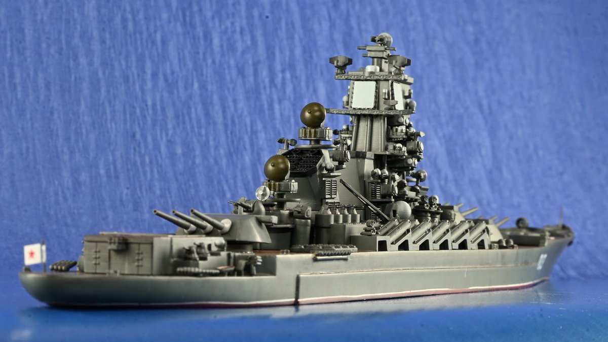 junkst1's tweet photo. ［完成報告］
赤衛艦隊戦艦 JRS<解放>完成しました。
「征途」より、分断国家「日本民主主義人民共和国」において80〜90年代に徹底的な改修を受けミサイル戦艦と化した元ソユーズ級戦艦の姿になります。断片的な描写しかありませんが、自身なりの解釈で立体化しました。（続く
#征途
#大サトー
#架空艦 https://t.co/AhTRe6Dsw8