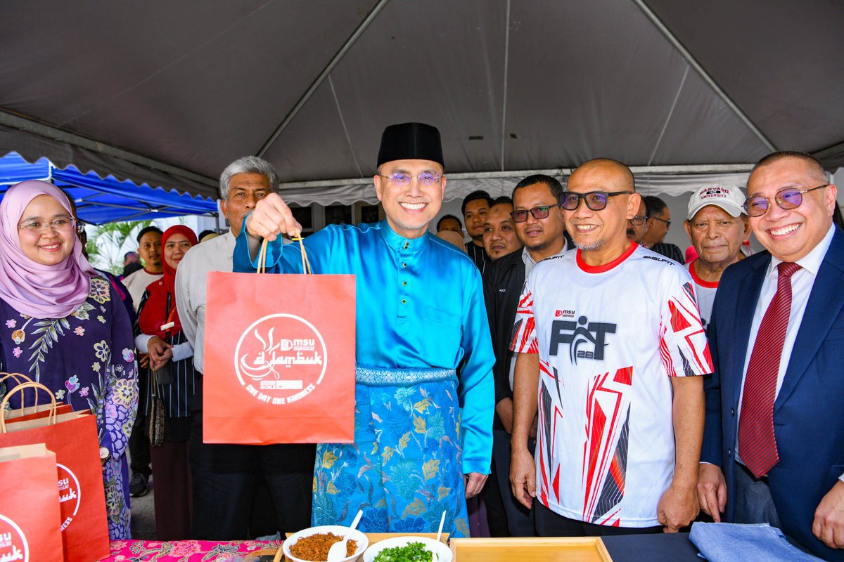 MohdShukriYajid's tweet image. Joined the preparation of "MSU D'Lambuk", part of #MSUIhyaRamadan2026, to distribute the homemade meal to our neighboring communities. A joint effort by @MSUIMS @MSUmalaysia_SPH #SOD #SOV #BED @procurementmsu and #CID. Good effort for today's #RamadanCare
