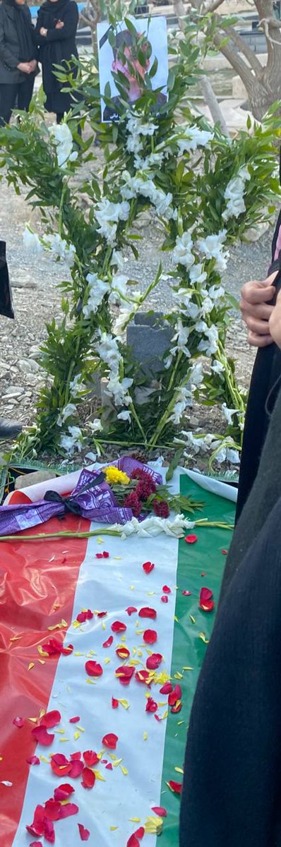 دریافتی: من امروز رفته بودم ۴۰ام دوستم
که کمی اون‌ورتر یک جوون رو که امروز صبح اعدام شده بود، داشتن خاک می‌کردن.خیلی بی کس بودن.. مامانش داد می‌زد می‌گفت نذارین بچه‌م فراموش شه، اسمش #آرین_نباتی هست.