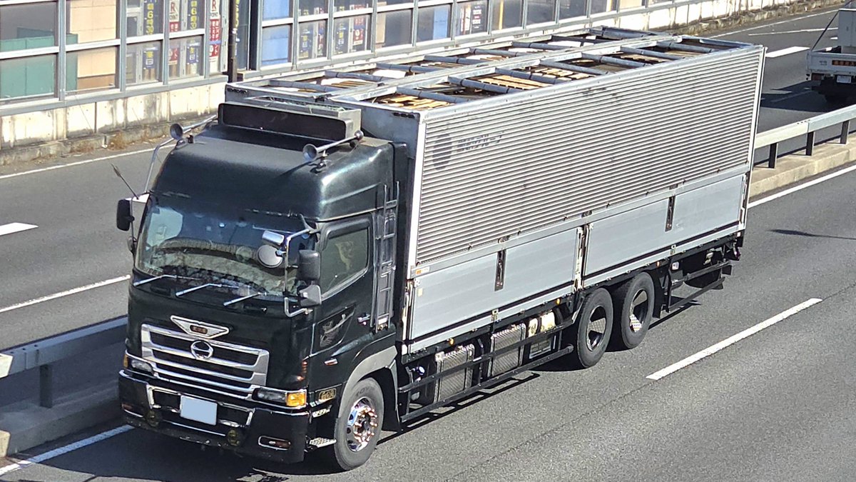 テラヴィ顔のエアループプロフィア！？

やけにのっぽなテラヴィだなぁと見ていたら、まさかの顔面スワップでした。
プロフィアの三角ウインカーがスモークレンズになっているため、遠目には気付けませんでした…。