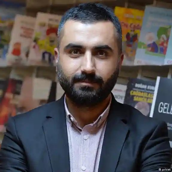 DW Türkçe muhabiri Alican Uludağ'ın, İstanbul Cumhuriyet Başsavcılığının kararıyla gözaltına alınması siyasetçiler ve meslek örgütleri tarafından tepkiyle karşılandı. 

Alican Uludağ, Ankara'daki evinde yapılan arama sonrasında dün gözaltına alınmıştı. İfadesinin alınması için