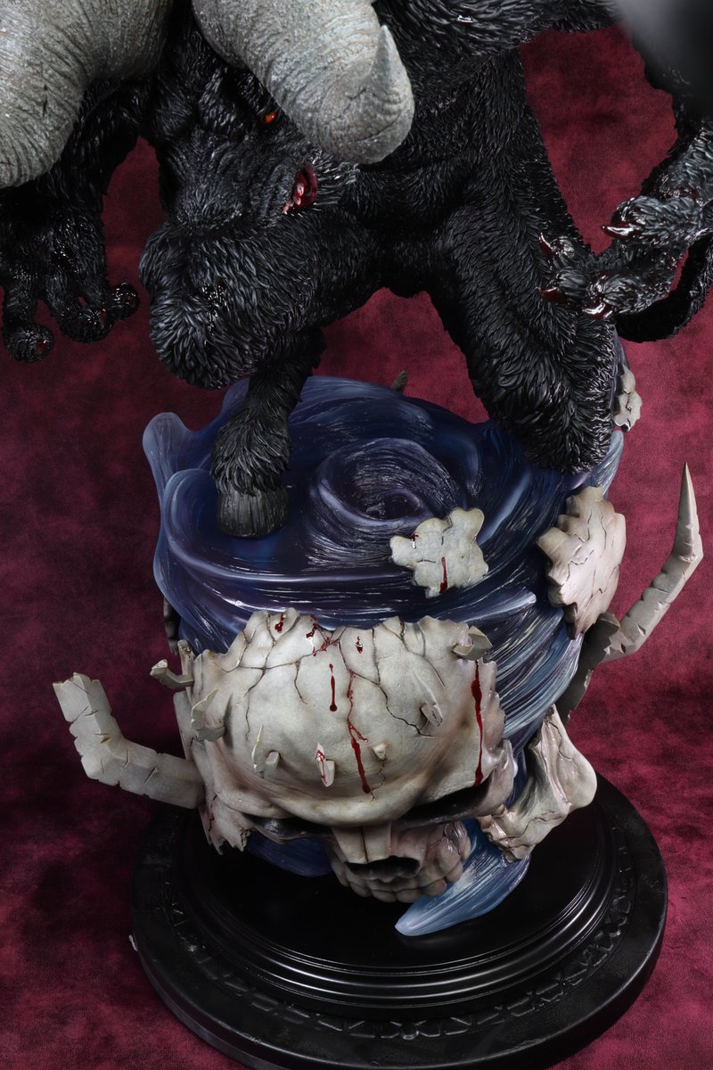 台座の髑髏の騎士は、骨と陶器の質感の間辺りを目指してみました。