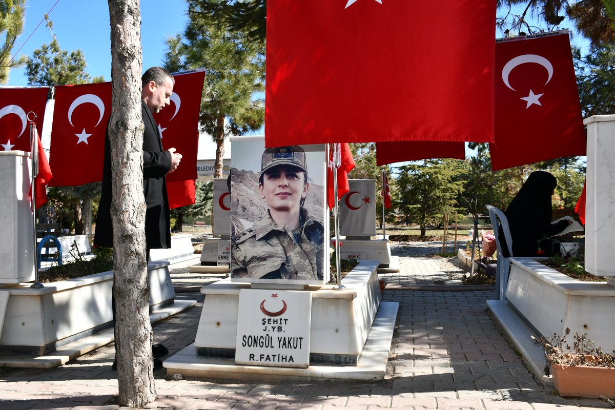 📍Malatya Şehitliği

Mübarek Ramazan ayında aziz şehitlerimizi kabirleri başında ziyaret ederek dualarımızı ettik. 🇹🇷
Rabbim tüm şehitlerimizin makamlarını âli eylesin.
Hayırlı Cumalar...

#malatya #şehit #şehitlik #vatan #Ramazan 
🇹🇷🇹🇷🇹🇷