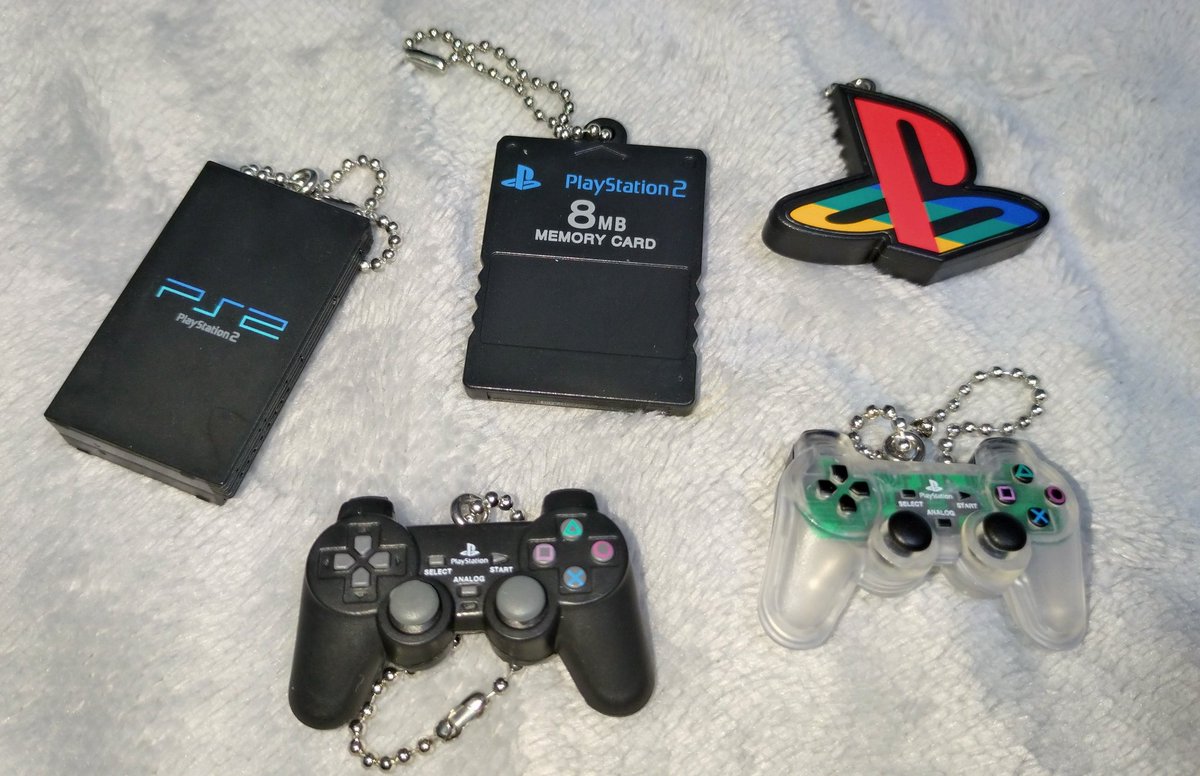 プレイステーションのミニチュアチャームだから間違って無いんだけど、ラインナップもミニチュアの出来も良いからこそプレステロゴのハズレ感が凄いな