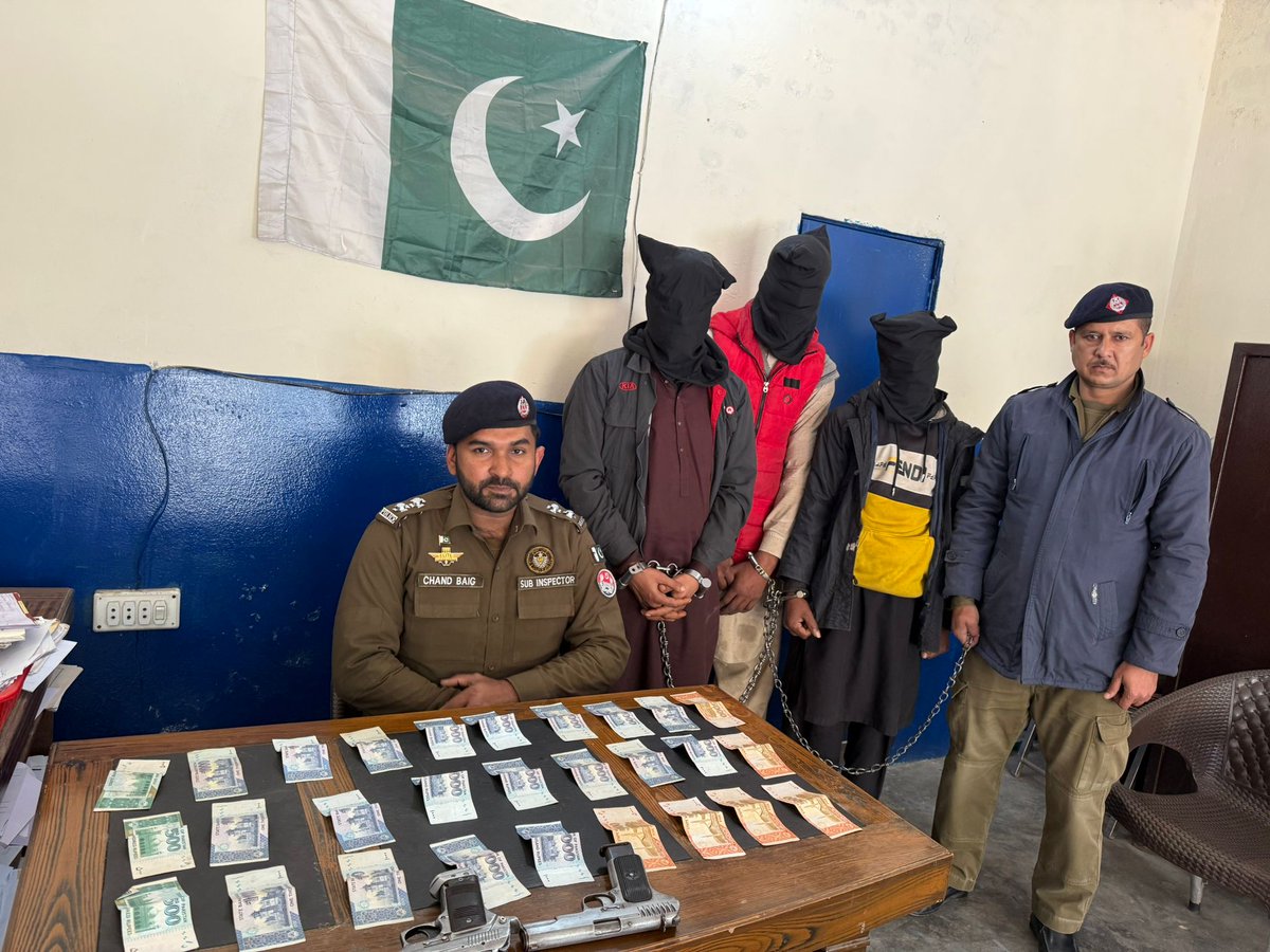 گجرات: تھانہ رحمانیہ پولیس نے چوروں، ڈاکووں کے خلاف کاروائی کرتے ہوئے 3 رکنی ڈونگا گینگ گرفتار کر لیا۔ 2 عدد چوری شدہ موٹرسائیکلیں، ایک بکری اور گھریلو سامان مجموعی طور پر 3,67,000 روپے مالیت کا مالِ مسروقہ برآمد۔