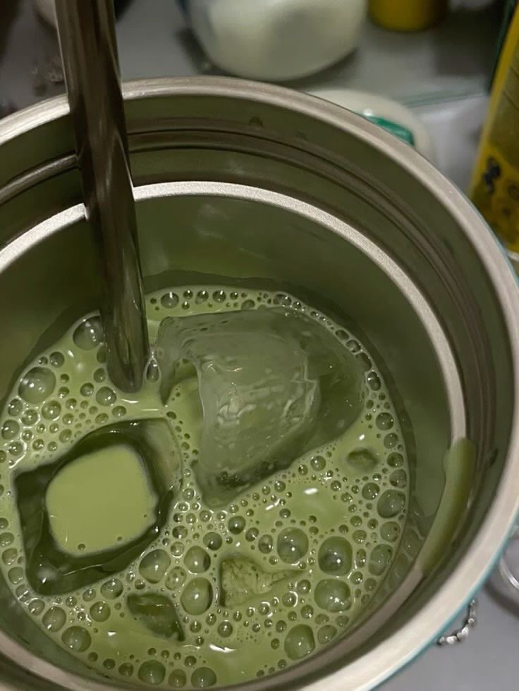 ratcunmu's tweet image. GUYS NEMU HACK MATCHA ENAK ALA CAFE!
Serius ini beneran lifesaver buat yg suka matcha tapi pengen tetep irit.

Cuma pake SariWangi Matcha Latte + Susu Greenfields + es batu. 
Langsung jadi matcha latte creamy, seger, dan rasanya kayak beli di coffee shop tapi versi super gampang.