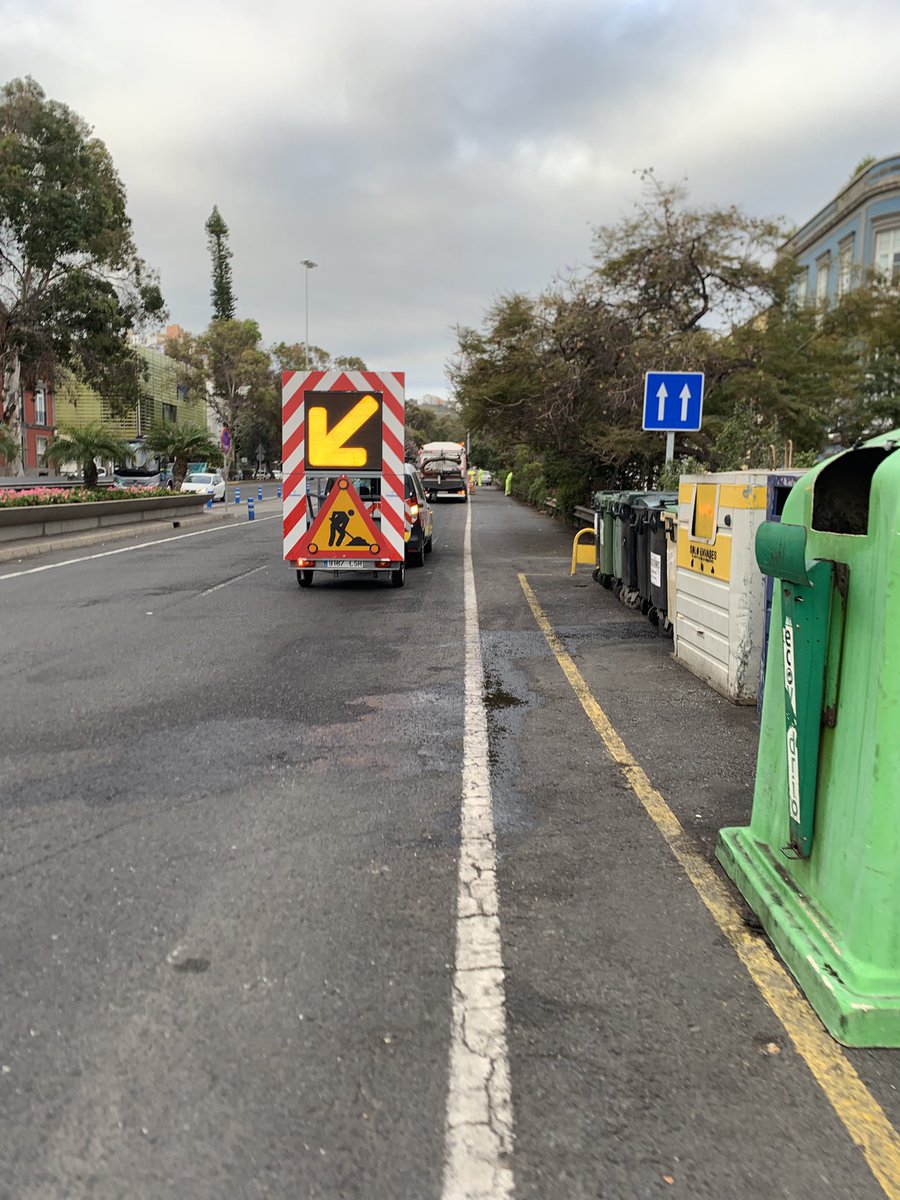 PAPASARRUGAS's tweet image. Si tienen actos l@s POLITIC@S o en este caso la reina emérita @CasaReal es cuando vienen a LIMPIAR LAMENTABLE la CLASE POLITICA @GranCanariaCab @AMoralesGC @aytolpgc @CarolinaDarias @HectorJAleman @LimpiezaLPGC