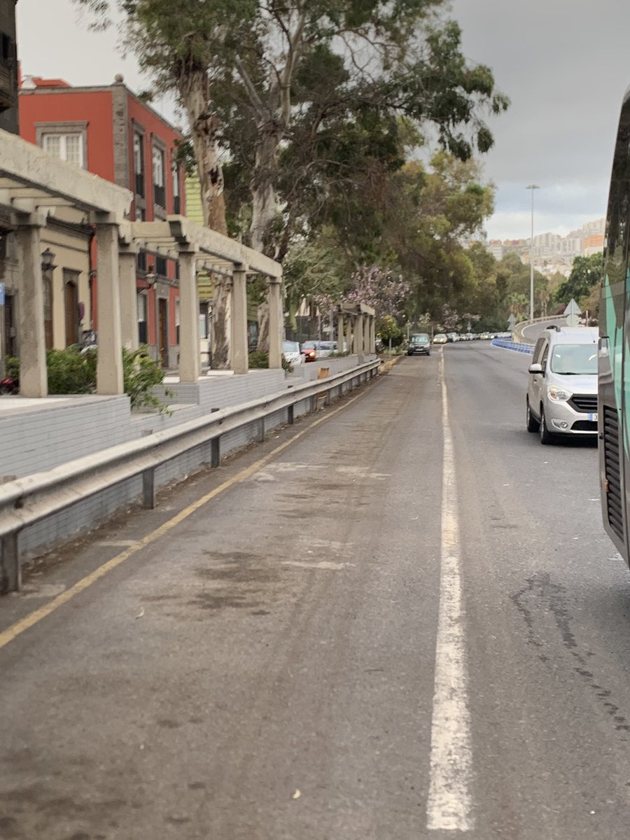 PAPASARRUGAS's tweet image. Si tienen actos l@s POLITIC@S o en este caso la reina emérita @CasaReal es cuando vienen a LIMPIAR LAMENTABLE la CLASE POLITICA @GranCanariaCab @AMoralesGC @aytolpgc @CarolinaDarias @HectorJAleman @LimpiezaLPGC