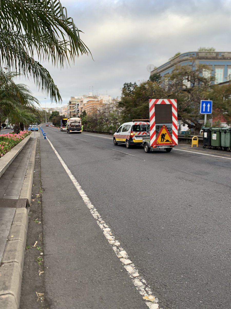 PAPASARRUGAS's tweet image. Si tienen actos l@s POLITIC@S o en este caso la reina emérita @CasaReal es cuando vienen a LIMPIAR LAMENTABLE la CLASE POLITICA @GranCanariaCab @AMoralesGC @aytolpgc @CarolinaDarias @HectorJAleman @LimpiezaLPGC