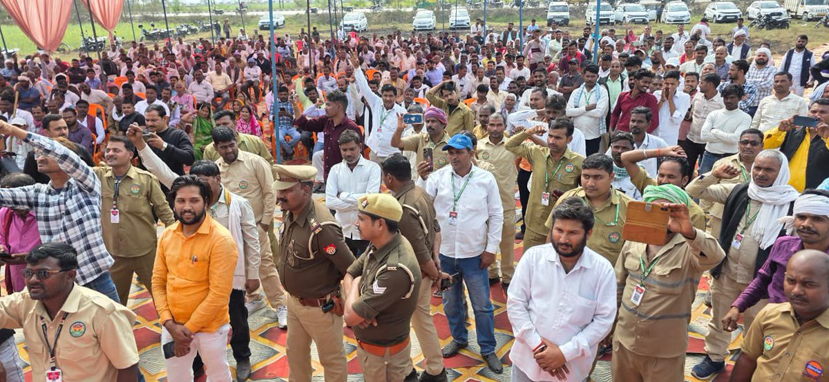 SanjayAzadSln's tweet image. आजमगढ़: वाहन चालकों के लिए आयोग के गठन की माँग मैंने देश के सदन उठाई थी।
वाहन चालक कल्याण समिति के तत्वाधान में आयोजित सम्मान समारोह में शामिल हुआ।
सड़क से सदन तक वाहन चालकों के हक़ की लड़ाई लड़ी जाएगी।