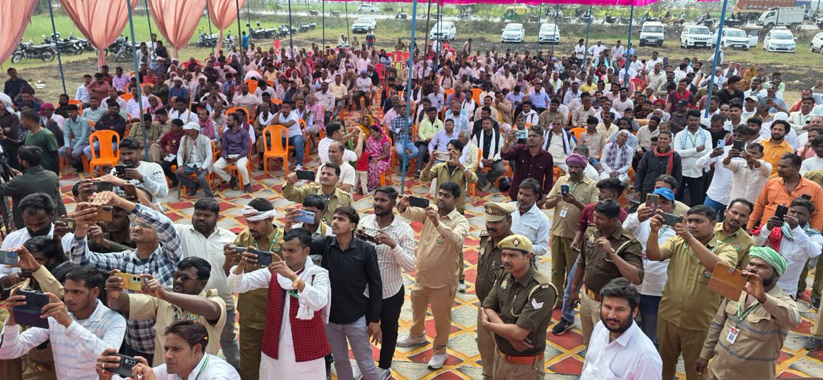 आजमगढ़: वाहन चालकों के लिए आयोग के गठन की माँग मैंने देश के सदन उठाई थी।
वाहन चालक कल्याण समिति के तत्वाधान में आयोजित सम्मान समारोह में शामिल हुआ।
सड़क से सदन तक वाहन चालकों के हक़ की लड़ाई लड़ी जाएगी।