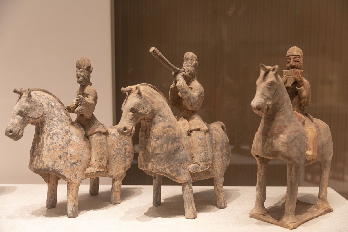 🐎Fin dalle sue prime interazioni con l’uomo, il cavallo ha accompagnato lo sviluppo della civiltà cinese, diventando un elemento centrale sia nella vita economica e militare sia nell’immaginario culturale.
