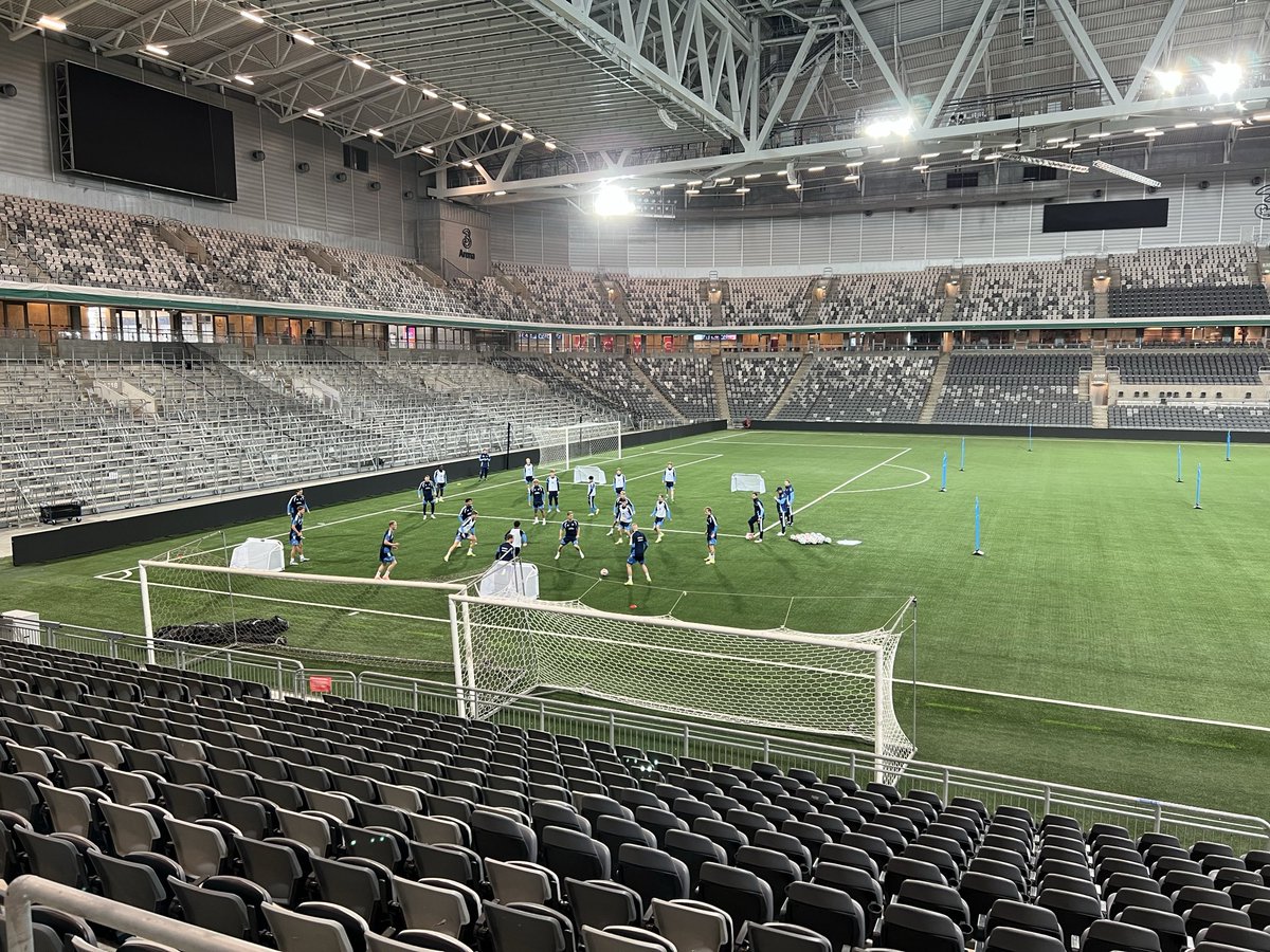 Dagen-före-match-träning! I morgon begår Djurgården cuppremiär mot Falkenberg, och här slipas de sista detaljerna. Frågor? Ös på!