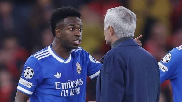 🚨🚨Vincent Kompany prend la défense de Vinicius et ALLUME Mourinho:

"C'est un sujet délicat. J'ai regardé le match et il m'a beaucoup intrigué. Il y a deux aspects à cette histoire. D'abord, ce qui s'est passé sur le terrain, ensuite, ce qui s'est passé avec les supporters. Et